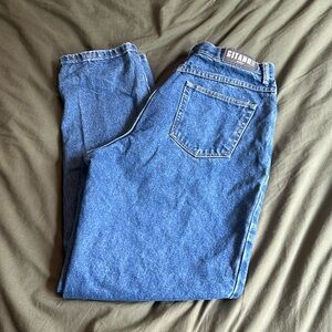 Flattering mom jeans. Great condition and good fit. Comfy denim.